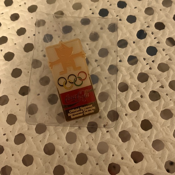 Coca-Cola Gold Olympic Mascot Pin - Picture 1 of 5